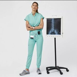 Figs Scrubs in Fresh Aqua Size Medium